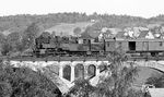 In luftiger Höhe von 34 m überquert 95 0045 mit P 18001 das Piesau-Tal in Lichte. (07.1977) <i>Foto: Burkhard Wollny</i>