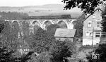 Eine unerkannt gebliebene 95er fährt mit P 18002 nach Saalfeld über das Piesau-Viadukt nach Lichte-Ost ein. (07.1977) <i>Foto: Burkhard Wollny</i>