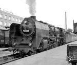 03 098 vom Bw Wittenberge wartet vor F 165 nach Berlin auf die Abfahrt in Hamburg-Altona. (1964) <i>Foto: Rudolf Stähler</i>