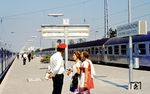Der Bahnhof München Olympiastadion im Norden Münchens (Am Oberwiesenfeld) wurde im Vorfeld der Olympischen Sommerspiele am 28. April 1972 eröffnet, um für die großen Besucherströme neben der Münchner U-Bahn mit der Münchner S-Bahn ein zweites leistungsfähiges Transportmittel zum Olympiagelände zur Verfügung zu stellen. Er wurde 1988 stillgelegt und ist seitdem als Geisterbahnhof dem Verfall preisgegeben. (04.09.1972) <i>Foto: Werner Vierling</i>