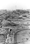 Blick auf das abgetragene Gelände des alten Heidelberger Hauptbahnhofs. Ganz im Hintergrund ist der Bahnübergang an der Römerstraße zu erkennen. Hier wird später die Kurfürstenanlage als großzügig dimensionierte Verbindungsstraße in Ost-West-Richtung entstehen. Die städtebauliche Entwicklung der Kurfürstenanlage wurde 2010 allerdings als „ernüchternd“ beschrieben. Die erhofften Geschäfte, Cafés und Restaurants seien ausgeblieben; für Fußgänger sei die Straße aufgrund des hohen Verkehrsaufkommens unattraktiv. Die Rhein-Neckar-Zeitung konstatierte 1995, der Bahnhof liege „nach wie vor etwas abseits ‚draußen im Westen‘, ohne die erwartete starke Sogwirkung.“ Das erwartete Zusammenwachsen der Stadtteile Bergheim und Weststadt sei ausgeblieben, die an der Kurfürstenanlage entstandenen Behördengebäude seien „reichlich triste“. 2011 wurde mit dem Abriss der Bürogebäude entlang der Kurfürstenanlage begonnen. Diese wurden durch Wohnungen ersetzt und sollen so diesen Teil der Innenstadt dann endlich attraktiver machen. (1955) <i>Foto: BD Karlsruhe</i>