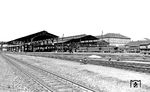 Nach Stuttgart gehört Mannheim Hbf zu den größten Knotenbahnhöfen im Südwesten Deutschlands. Kurz vor dem Zweiten Weltkrieg entwickelte die Reichsbahndirektion Karlsruhe einen Plan das den Knoten Mannheim/Ludwigshafen in allen Richtungen ohne Fahrtrichtungswechsel befahrbar machen sollte. Durch den Zweiten Weltkrieg wurde dieses Projekt nicht mehr weiter verfolgt. Die Diskussionen um die Verlegung des Hauptbahnhofs lebten nach dem Krieg aufgrund der Zerstörungen des Bahnhofs nochmals auf, wurde aber aus Kostengründen endgültig fallen gelassen. 1950/51 gab es einen neuen Entwurf, der unter anderem vorsah, die Riedbahn und die Rheintalbahn zu verlegen und die Gleisanlagen des Hauptbahnhofs anzuheben. Mit 12 Bahnsteiggleisen und einem beidseitig befahrbaren Durchfahrgleis sollte der Hauptbahnhof im Richtungsbetrieb befahren werden. Für die Realisierung wurde ein Zeitraum von 25 bis 30 Jahren ins Auge gefasst. Auch dieser Entwurf wurde nie verwirklicht. (1956) <i>Foto: BD Mainz, Slg. W. Löckel</i>