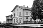 Der Bahnhof Bellheim liegt an der Bahnstrecke Schifferstadt – Wörth und wurde am 25. Juli 1876 mit Eröffnung des Streckenabschnittes von Germersheim nach Wörth in Betrieb genommen. Betrieblich ist er inzwischen nur noch ein Haltepunkt. Das Empfangsgebäude von 1875 ist ein sogenannter „Typenbau“ aus Backstein. Es stammt aus der Eröffnungszeit des Bahnhofs und steht unter Denkmalschutz. Für den Bahnbetrieb besitzt es inzwischen keine Bedeutung mehr.  (06.1963) <i>Foto: BD Mainz, Slg. W. Löckel</i>