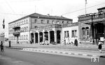 Das Empfangsgebäude des ersten Bahnhofs Ludwigshafen von 1847 war ein zweigeschossiger Bau mit Uhrentürmchen und eingeschossigen Seitenflügeln. Mit der Eröffnung der Strecken nach Worms (15. Juni 1853) und über die Rheinbrücke nach Mannheim (25. Februar 1867) wurden beidseits des ursprünglichen Bahnhofs dreigeschossige Flügelbauten mit wesentlich höherem Bauvolumen ergänzt. Dem so entstandenen Gebäudeensemble des Kopfbahnhofs wird eine „fatale Disharmonie“ zugeschrieben, die sich abgemildert haben soll, als 1910 zweigeschossige Zwischenbauten mit vorgesetzten Arkaden errichtet wurden. (1938) <i>Foto: RBD Mainz, Slg. W. Löckel</i>