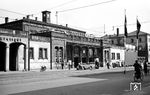 Der Eingangsbereich des Ludwigshafener Hauptbahnhofs im Jahr 1938. Schon vor dem Zweiten Weltkrieg war geplant, den Kopfbahnhof durch einen Durchgangsbahnhof zu ersetzen. Im Hinblick darauf wurde in die Anlage kaum noch investiert. Als dann der Krieg das Projekt zunächst scheitern ließ, gaben die Luftangriffe auf die Ludwigshafener Bahnanlagen dem Bahnhof den Rest. Der Gesamtschaden wurde 1953 auf 20 Millionen DM beziffert. (1938) <i>Foto: RBD Mainz, Slg. W. Löckel</i>