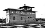 Das "Befehlsstellwerk" in Ludwigshafen Hbf. Die schon immer militärisch organisierte Eisenbahn bediente sich auch bei solchen Funktionsbezeichnungen des Militärjargons. Nach 1945 setzte sich dann für solche Stellwerke der Begriff des "Fahrdienstleiterstellwerks" durch. (1938) <i>Foto: RBD Mainz, Slg. W. Löckel</i>
