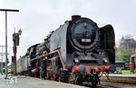 Eine letzte Ölung für die Ostbahnhofer 01 085 vor der Abfahrt des D 109 nach Berlin im Bahnhof Helmstedt.  (04.1964) <i>Foto: Gerhard Greß</i>