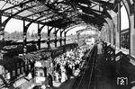 Auch wenn drei Jahre nach Kriegsende die Bahnsteighallen noch eine Freiluftveranstaltung waren, läuft der Zugverkehr wieder. Auch die Rheinbrücke nach Ludwigshafen war durch ein Notbrücken-System des Schaper-Krupp-Reichsbahn-Systems (SKR) wieder befahrbar. (1948) <i>Foto: RBD Mainz, Slg. W. Löckel</i>