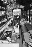 Schon fast normal erscheint der Reiseverkehr drei Jahre nach Kriegsende in Mannheim Hbf. Durch die fehlende Verglasung in der Halle konnte das Warten bei Regen allerdings noch eine feuchte Angelegenheit werden. (1948) <i>Foto: RBD Mainz, Slg. W. Löckel</i>