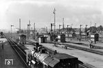 Der Blick in die Ostausfahrt des Mannheimer Hauptbahnhofs zeigt keine Schäden aus dem zurückliegenden Krieg mehr. Allerdings war der Bildausschnitt vom Fotografen geschickt gewählt, blendete er so das komplett zerstörte Bahnhofsgeäude wie auch die glaslose Bahnsteighalle aus.  (1951) <i>Foto: BD Mainz, Slg. W. Löckel</i>