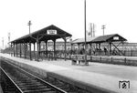 Mit der Eröffnung des südlichen Streckenastes der Riedbahn 1879 zwischen Biblis und Mannheim-Neckarstadt ging auch der Bahnhof Waldhof in Betrieb. Der Bahnhof hatte eine große Bedeutung für den Arbeiterverkehr zum unmittelbar nordöstlich benachbarten Werk der Armaturen-, Maschinen- und Pumpenfabrik Bopp & Reuther. (11.1933) <i>Foto: RBD Mainz, Slg. W. Löckel</i>