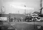Szene an einem längst aufgelassenen Bahnübergang des Bahnhofs Mannheim-Waldhof. 1936 wurde der Bahnhof komplett umgebaut und ein neues Empfangsgebäude errichtet. Mit allerlei Parolen werben die neuen Machthaber für die Reichstagswahl am 12. November 1933, mit der zugleich eine Volksabstimmung über den Austritt Deutschlands aus dem Völkerbund stattfand. Vorangegangen war die Ausschaltung der politischen Gegner des nationalsozialistischen Systems. Zugelassen war nur eine nationalsozialistisch dominierte Einheitsliste, auf der auch einige als Gäste bezeichnete Parteilose kandidierten. Wahl und Abstimmung erbrachten, wie von der Regierung beabsichtigt, eine deutliche Zustimmung.  (11.1933) <i>Foto: RBD Mainz, Slg. W. Löckel</i>