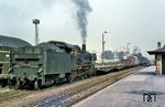 Die 1920 in Dienst gestellte 38 2823 gehörte seit Juni 1970 zum Bestand des Bw Saalfeld und wurde bei Rangierarbeiten im Bahnhof Göschwitz angetroffen. Wie damals bei der DR üblich, wurden Länderbahnloks nur an der Rauchkammer mit einem neuen EDV-Nummernschild versehen, an den übrigen drei Seiten wurde die Kontrollziffer einfach hinter dem vorhandenen Lokschild aufgemalt.  (28.08.1970) <i>Foto: David Adams</i>