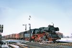 Die Reko-Loks der DR-Baureihe 50.40 waren planmäßig Gäste im Grenzbahnhof Büchen. Hier wartet 50 4011 vom Bw Hagenow-Land auf Ausfahrt, während der Heizer nochmals kurz das Triebwerk abschmiert. (04.03.1969) <i>Foto: Robin Fell</i>