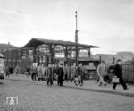 Über den nur zeitweise geöffneten Zugang in Höhe der Bahnsteiggleise 10/11 am Ludwigshafener Hauptbahnhof strömen die Berufstätigen zur BASF. Der Weg unmittelbar am Bww entlang kürzte den Fußweg zur BASF erheblich ab. Bis 1933 hielt auf der Straße auch die Lokalbahn. (1952) <i>Foto: Werner Kortokraks</i>