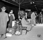 Im Herbst 1952 porträtierte der stadtbekannte Pressefotograf Werner Kortokraks den lebhaften Betrieb in den Abend- und Nachtstunden am Ludwigshafener Hauptbahnhof.  (1952) <i>Foto: Werner Kortokraks</i>