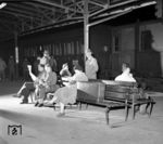 Was fast wie eine Filmszene wirkt, spiegelt tatsächlich das nächtliche Bahnsteigleben des Jahres 1952 in Ludwigshafen Hbf wieder. (1952) <i>Foto: Werner Kortokraks</i>