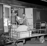 Als dieses Foto im Herbst 1952 entstand, wurde noch die gesamte Post auf der Schiene befördert, nur die örtliche Feinverteilung erfolgte auf der Straße. Schon 1838 wurde der Bahnpostdienst (in England) aufgenommen, 1849 in Preußen. Die in den Bahnpostwagen beförderten Wertsendungen waren allerdings auch immer Ziel von Überfällen. Der spektakulärste Postzugraub fand wohl im Jahr 1963 statt, als in England ein Postzug der Royal Mail überfallen wurde. Die Räuber erbeuteten damals 2,63 Millionen englische Pfund. Der Überfall wurde später für das deutsche Fernsehen unter dem Titel "Die Gentlemen bitten zur Kasse" verfilmt. Auch der Bahnpostverkehr wurde nach der Bahnreform weitgehend auf die Straße verlagert. (1952) <i>Foto: Werner Kortokraks</i>