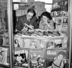 Am Tag der Neueröffnung präsentierte auch die Bahnhofsbuchhandlung Ludwigshafen ihre reichlich bestückte Angebotstheke. Reiselektüre für jung und alt war vorhanden. Obwohl dies kein Vergleich zum Umfang heutiger Druckerzeugnisse ist, die gegenwärtig in den riesigen Selbstbedienungsläden der Bahnhöfe angeboten werden, war das Presseangebot zehn Jahre nach Kriegsende schon erstaunlich. (10.11.1954) <i>Foto: Werner Kortokraks</i>