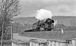 01 0513 mit P 4005 nach Saalfeld an einer Mülltonnenparade "Am Bahndamm" in Rudolstadt. (04.1977) <i>Foto: Burkhard Wollny</i>
