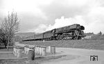 01 0513 mit P 4005 auf dem Weg nach Saalfeld in Rudolstadt. (04.1977) <i>Foto: Burkhard Wollny</i>