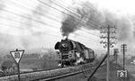 01 0513 legt sich mit E 802 (Sonneberg - Leipzig) hinter Saalfeld in die Kurve. (04.1977) <i>Foto: Burkhard Wollny</i>
