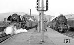 Im Bahnhof Saalfeld (Saale) heizt 01 0513 am Bahnsteig 1 einen Personenzug vor, während am Bahnsteig 2 der P 18005 nach Sonneberg (Thür), der an diesem Tag mit 95 0010 bespannt war, auf die Abfahrt wartet. (04.1977) <i>Foto: Burkhard Wollny</i>
