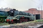 18 201'' vom Bw Halle (Saale) P wurde anlässlich einer Hauptuntersuchung im Raw Meiningen am 29.06.1967 mit Ölhauptfeuerung ausgerüstet. Vor der Lokhalle der VES-M Halle/Saale steht sie für neue Aufgaben bereit. (13.07.1967) <i>Foto: Robin Fell</i>