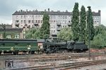 55 5606 vom Bw Berlin Ostbf rangiert in Berlin-Lichtenberg den Postwagen 50 50 90-11 772-2. Zwei Monate nach dieser Aufnahme war die Lok bereits abgestellt.  (25.08.1970) <i>Foto: Robin Fell</i>