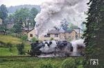 86 1333 mit einem Sonder-Güterzug auf der Nebenbahn von Schlettau nach Crottendorf im Erzgebirge, bei Walthersdorf. Für die Lok blieb es der erste und einzige Einsatz auf der Strecke, da die eigentlich nur noch als Heizlok in Pirna tätige Maschine wegen gerissener Zylinder überhaupt nicht für den Zugdienst geeignet war.  (18.06.1982) <i>Foto: Joachim Schmidt</i>