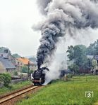 Wegen des gerissenen Zylinders hatte 86 1333 erhebliche Mühe den Sondergüterzug in der Einfahrt Crottendorf ins Ziel zu bringen. Genau einmal kam die Lok hier zum Einsatz, als sie für eine Reisegruppe aus Westen Devisen einfahren musste. Eigentlich war sie nur noch in Pirna als Heizlok stationiert. Seit September 2015 ist die Lok bei der Press wieder einsatzfähig und dampft auch regelmäßig in Bestform durch das Erzgebirge. Die Strecke nach Crottendorf gibt es allerdings schon lange nicht mehr.  (18.06.1982) <i>Foto: Joachim Schmidt</i>