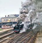 Im ersten Jahr nach der Wende hatte sich die Deutsche Reichsbahn noch nicht verändert und bot daher eine Kulisse, wie zur Zeit, als die 62er tatsächlich in Meiningen heimisch war. Die Baureihe 01 hingegen waren seit ihrer Ablieferung im Ausbesserungswerk Meiningen ständige Gäste. Anlässlich von Überführungen in die Heimat kam es durchaus auch zu Doppelbespannungen, die hier filmisch nachgestellt wurden. Die beiden südwärts aus Meiningen herausführenden Gleise konnten als getrennte Strecken in Richtung Grimmenthal bzw. Rentwertshausen befahren werden. 62 015 sowie 01 118 mit 01 137 starten zu einer Doppelausfahrt. (22.11.1990) <i>Foto: Joachim Schmidt</i>