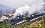 Für das Filmporträt der 62 015 war gerade die Museumslok 01 118 aus Frankfurt/Main im Raw Meiningen zu Gast. So konnte glücklicherweise mit den aus Dresden angereisten Traditionsloks 62 015 und 01 137 zuerst die Meininger Doppelausfahrt und eine anschließende Parallelfahrt arrangiert werden. (22.11.1990) <i>Foto: Joachim Schmidt</i>