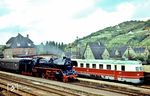 Im Rahmen einer DMV-Sonderfahrt trafen sich 41 1263 und 182 009 im Bahnhof Freyburg an der Unstrut. Die Saale-Unstrut-Region ist die nördlichste von 13 Weinbauregionen in Deutschland, die sich entlang der Flüsse Saale und Unstrut erstreckt.  (30.09.1978) <i>Foto: Hans-Jürgen Bockfeld</i>