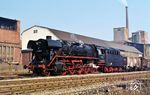 44 0500 vom Bw Nordhausen, Lokbf Leinefelde, im Bahnhof Sollstedt vor der Kulisse des Kaliwerkes. Die Kali-Schachtanlage wurde in der DDR unter dem Namen VEB Kaliwerk „Karl Marx“ Sollstedt betrieben und gehörte zum Kombinat Kali. 1990 ging sie zur Treuhandanstalt über und wurde 1991 geschlossen.  (02.1978) <i>Foto: Hans-Jürgen Bockfeld</i>