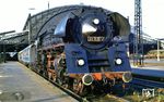 01 1516 (Bw Bln Ostbf) vor dem D 378 "Istropolitan-Express" (Bratislava - Berlin) im Bahnhof Dresden-Neustadt. Die Lok kann für sich das traurige Anrecht in Anspruch nehmen, die letzte durch eine Kesselexplosion in Deutschland ausgeschiedene Dampflok zu sein: Am 27. November 1977 zerknallte der Kessel der 01 1516 vor D 567 (Berlin - Leipzig) bei der Einfahrt in den Bahnhof Bitterfeld. Dabei wurden der Lokführer und Heizer getötet, sowie sieben weitere Personen durch umherfliegende Splitter und Trümmerteile, 45 weitere Personen wurden verletzt.  (30.07.1975) <i>Foto: Hans-Jürgen Bockfeld</i>