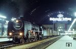 01 2114 wartet vor einem Gex im abendlichen Dresdner Hauptbahnhof. (18.09.1976) <i>Foto: Hans-Jürgen Bockfeld</i>