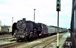 01 2016 (Bw Berlin Ostbf) vor einem Schnellzug aus Polen am damaligen Bahnsteiggleis 11 in Cottbus. Von Cottbus aus gab es zu Reichsbahnzeiten Fernzugverbindungen u.a. nach Berlin, Erfurt, Frankfurt/Oder, Görlitz oder Leipzig. An einer leistungsfähigen internationalen Fernverkehrsverbindung in den „sozialistischen Bruderstaat“ Polen bestand allerdings wenig Interesse. Im Gegenteil, seit Erstarken der polnischen Solidarnosc-Bewegung Anfang der 1980er Jahre herrschte zwischen der DDR und Polen eher eine politische Eiszeit. Heute ist die Lausitz eine weitgehend fernverkehrsfreie Region.  (16.04.1974) <i>Foto: Hans-Jürgen Bockfeld</i>