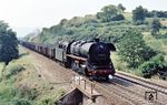 44 0324 mit Nachschub für das Stahlwerk in Unterwellenborn kurz vor dem Ziel. Am Zugschluss hilft 44 0567 mit. (15.08.1980) <i>Foto: Hans-Jürgen Bockfeld</i>
