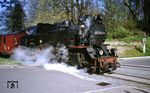 Die so moderne Deutsche Bahn hätte sich sicherlich nicht träumen lassen, dass sie Lokomotiven mit der Baureihenbezeichnung "0" wieder in ihren offiziellen Bestand übernehmen musste. War doch dieses Grundübel seit 1977 aus den Bestandslisten (im Westen) gestrichen worden. Dummerweise kamen mit der Vereinigung beider Bahnen im Jahr 1994 zahlreiche Schmalspurdampflokomotiven wieder in den Bestand der neuen Bahn. So musste man notgedrungen die vorhandenen Schmalspurloks der DR wieder mit der computergerechten Null versehen, so wie hier 99 2322, die als 099 902 den Bü Dammchaussee in Bad Doberan befährt. Der Spuk sollte jedoch nicht lange dauern, waren die Bürokraten damit beschäftigt, die Schmalspurbahnen schnellstmöglich zu privatisieren, um so das dampfende Übel wieder loszuwerden. Die wenigen am Ende noch vorhandenen normalspurigen Dampfloks fielen dabei nicht ins Gewicht, da sie in der Öffentlichkeit nicht mit einer solchen EDV-Nummer in Erscheinung traten. So fuhr z.B. 01 150 nie mit der befremdlichen EDV-Nummer 088 011-2 herum. (04.1995) <i>Foto: Hans-Jürgen Bockfeld</i>