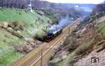 74 1230 mit einem Sonderzug im Einschnitt des ehemaligen Oberauer Tunnels. 1933/34 wurde der Oberauer Tunnel aus dem Jahr 1839 wegen des zu geringen Lichtraumprofils sowie aufgrund starker Beschädigungen durch Wasser- und Frostwirkung bei laufendem Betrieb aufgeschlitzt. An den Tunnel erinnert heute ein Denkmal aus dem Originalmaterial der Portalbekrönung (oberhalb der Lok) mit dem sächsischen Wappen, das einst in der Mitte des Portals seinen Platz hatte. (04.1981) <i>Foto: Hans-Jürgen Bockfeld</i>