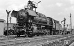 Die Baureihe 43 war die zweite Baureihe, die ab 1926 nach dem Prinzip der Einheitslok gebaut wurde. Alle 35 Loks blieben nach dem Zweiten Weltkrieg bei der Deutschen Reichsbahn in der DDR. 1960 wurden die verbliebenen Loks nochmals modernisiert, der leistungsstarke Kessel ließ auch die Beförderung von Güterzügen über der maximalen Anhängelast zu. Dies führte jedoch zu Rahmenschäden, die die Reichsbahn nicht ausbessern konnte. So folgte die schnelle Ausmusterung, die letzte 43er wurde 1968 im Bw Cottbus außer Dienst gestellt. 43 015 aus Cottbus ist hier im Bw Berlin-Schöneweide zu Gast. Sie wurde im Mai 1967 abgestellt. (11.08.1966) <i>Foto: Klaus D. Holzborn</i>