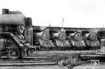 Bereits 1863 war ein einfacher Lokschuppen in Stralsund vorhanden. Mit Eröffnung des Streckenabschnitts Demmin – Stralsund durch die Berliner Nord-Eisenbahn-Gesellschaft entstand 1878 auf dem späteren Gelände des Bahnbetriebswerks Stralsund ein vierständiger Ringlokschuppen sowie eine Reparaturwerkstatt. Der Lokschuppen musste schon nach kurzer Zeit erweitert werden, so dass er 1883 14 Stände umfasste. Bis 1889 war der Ringlokschuppen auf 19 Stände angewachsen. Ein zweiter Ringlokschuppen mit 16-m-Drehscheibe wurde 1895 teilweise in Betrieb genommen, 1905 umfasste das Gebäude 19 Stände. Zwischen dem Lokschuppen I und II wurde eine neue Werkstatt – später als Verwaltung und Lager genutzt – errichtet, 1921 kam der 21-ständige Ringlokschuppen III hinzu. Ab 1990 begann die Bedeutung des Bw durch die wirtschaftlichen Veränderungen nach der Wende 1989/90 zu sinken. Am 1. Juli 2001 wurde Stralsund als Lok-Standort aufgelöst, im Juni 2011 wurde auch die Werkstatt geschlossen. Die Lokschuppen sind seitdem Verfall preisgegeben. Bekannt wurde das Bw Stralsund vor allem durch den Einsatz der Baureihe 03.10, die sich hier zahlreich präsentieren. (25.09.1975) <i>Foto: Michael Malke</i>