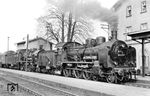 Mit mehreren Sonderzügen nahm die DR Abschied von der pr. P 8. Im Februar 1972 führte eine Fahrt durch die Lausitz mit 38 2471 und 38 3860 vom Bw Zittau, aufgenommen im Bahnhof Großröhrsdorf. Eine weitere Fahrt des DMV fand am 24. Juni 1972 im Rahmen einer Sonderfahrt Dessau – Köthen – Aschersleben – Frose (– Gernrode) u.z. statt (vgl. Bild-Nr. 16776). (15.02.1972) <i>Foto: Michael Malke</i>