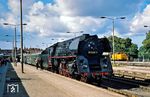 Die Pasewalker 01 0526 wartet vor dem D 517 (Barth - Berlin Ostbf) im Bahnhof Stralsund. (08.1978) <i>Foto: Dr. Uwe Knoblauch</i>