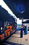 Das Fräulein Aufsicht in Angermünde gibt am Bahnsteig 5 den Achtungspfiff zum Türen schließen am D 517 aus Barth. 01 0530 wird sich dann sputen müssen, um etwas Verspätung bis Berlin herauszufahren. (08.1978) <i>Foto: Dr. Uwe Knoblauch</i>