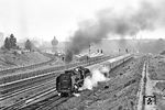 Auch die längst totgeglaubte 01 2065 wurde 1979 für den Stettiner Eilzug E 314/315 kurzfristig nochmals reaktiviert. Mit dem E 314 nach Stettin dampft sie hier gegen 20 Uhr abends durch Berlin-Friedrichsfelde Ost. (09.06.1979) <i>Foto: Joachim Schmidt</i>