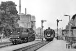 Am Tag des Eisenbahners 1979 hatte auch die seit einem halben Jahr wieder betriebsfähige 03 001 einen ihrer seltenen Einsätze. Auch dies rechtfertigte damals den Weg von gut 260 km von Bernau nach Gröditz zwischen Elsterwerda und Riesa. Dort gab es dann die Begegnung zwischen "Plandampf" mit 52 8011 aus Elsterwerda und dem "Kunstdampf" des DMV-Sonderzuges. (10.06.1979) <i>Foto: Joachim Schmidt</i>