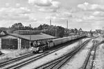Im Sommerfahrplan 1979 gab es für das Bw Stralsund nochmals einen Rekordumlauf. Mit dem Bäderschnellzugpaar D 1919/1918 kam täglich eine 03.10 über das Eberswalder Dreieck und Frankfurt/Oder bis zum 365 km entfernten Cottbus. 03 0075, die Stralsund um 8.43 Uhr verlassen hatte, fährt um 12.39 Uhr mit dem D 1919 ohne Halt durch den Bahnhof Bad Freienwalde.  (16.09.1979) <i>Foto: Joachim Schmidt</i>