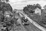 Um 12.33 Uhr fährt 03 0075 vor dem "Langlaufzug" D 1919 (Stralsund - Cottbus) durch Seelow im Oderbruch. Der Zug war erst zu Beginn des Sommerfahrplans 1979 in den Stralsunder Dampfumlauf aufgenommen worden. (16.09.1979) <i>Foto: Joachim Schmidt</i>